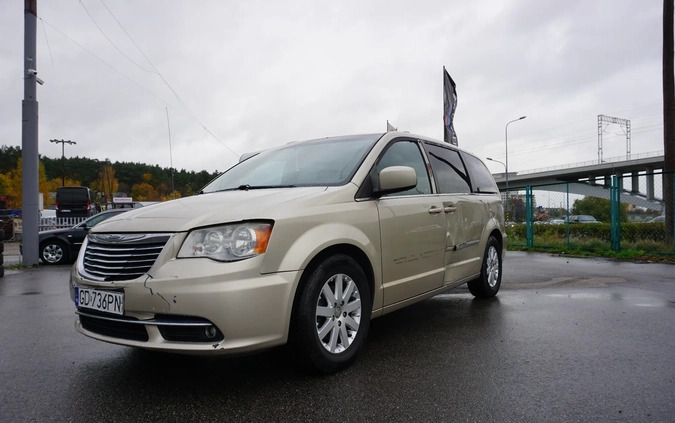 Chrysler Town &amp; Country cena 26990 przebieg: 247000, rok produkcji 2014 z Gdańsk małe 121